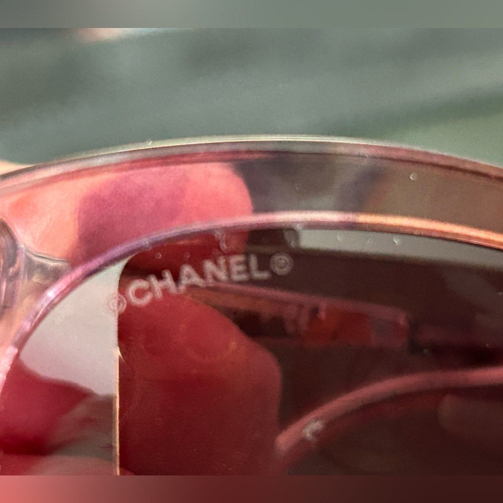 Authentic Chanel sunglasses with a lovely rose tinted frame. Original case. - Picture 4 of 8